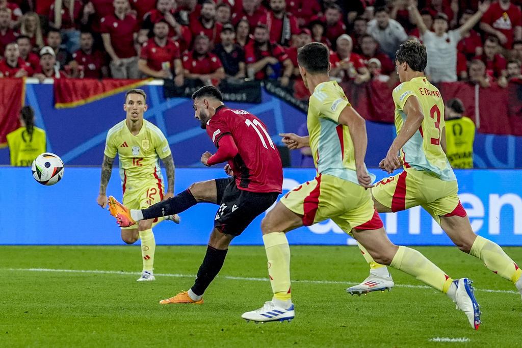 西班牙門將大衛拉耶表現神勇,於後防一夫當關力保不失。(美聯社)