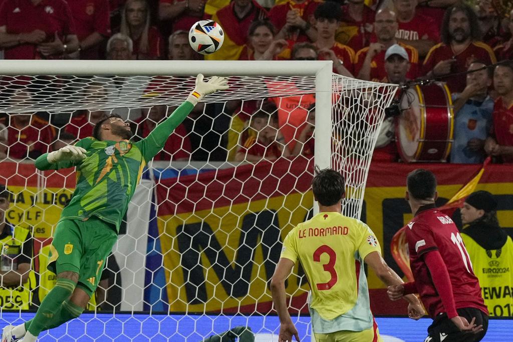 西班牙門將大衛拉耶表現神勇,於後防一夫當關力保不失。(美聯社)