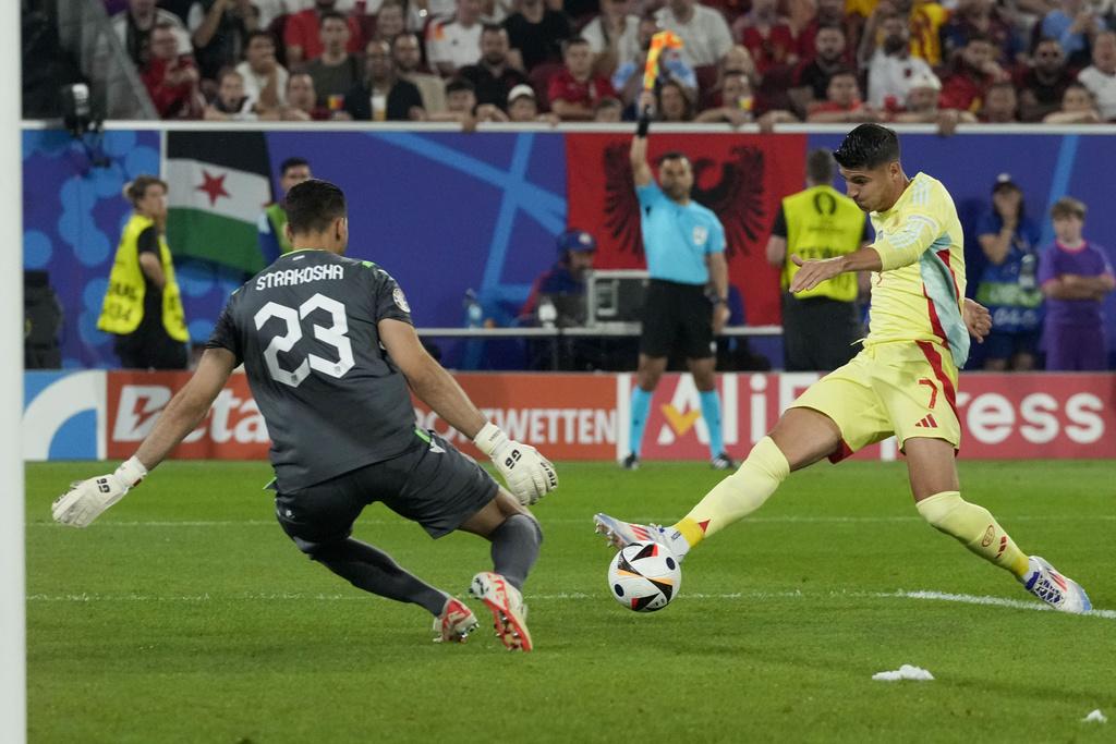 西班牙門將大衛拉耶表現神勇,於後防一夫當關力保不失。(美聯社)