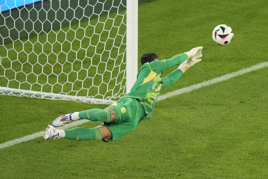 西班牙門將大衛拉耶表現神勇,於後防一夫當關力保不失。(美聯社)
