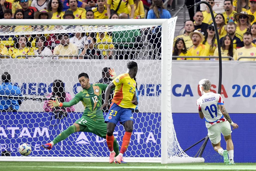 祖利奧安斯素巴拉圭追回一球。(美聯社)