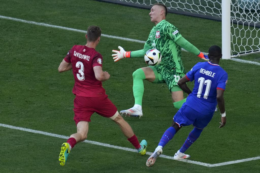 上半場兩軍悶和0:0,但過程絕不沉悶。(美聯社)