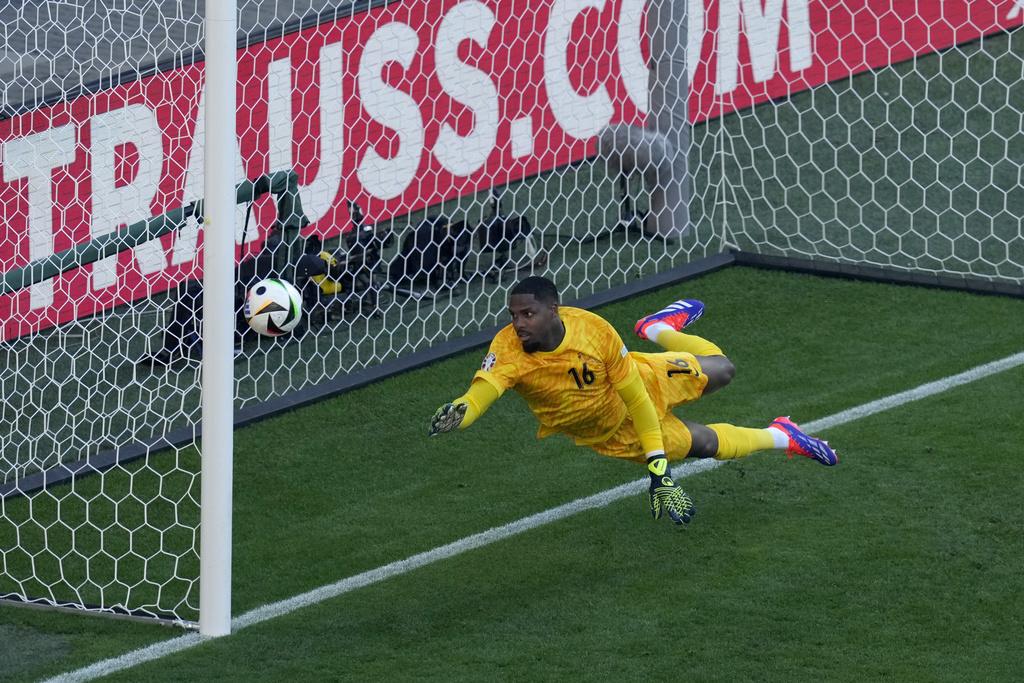 上半場兩軍悶和0:0,但過程絕不沉悶。(美聯社)