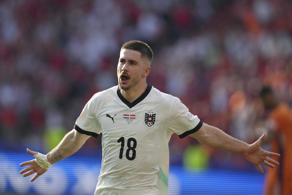 基列斯治頭槌破門,盡顯功架。(美聯社)