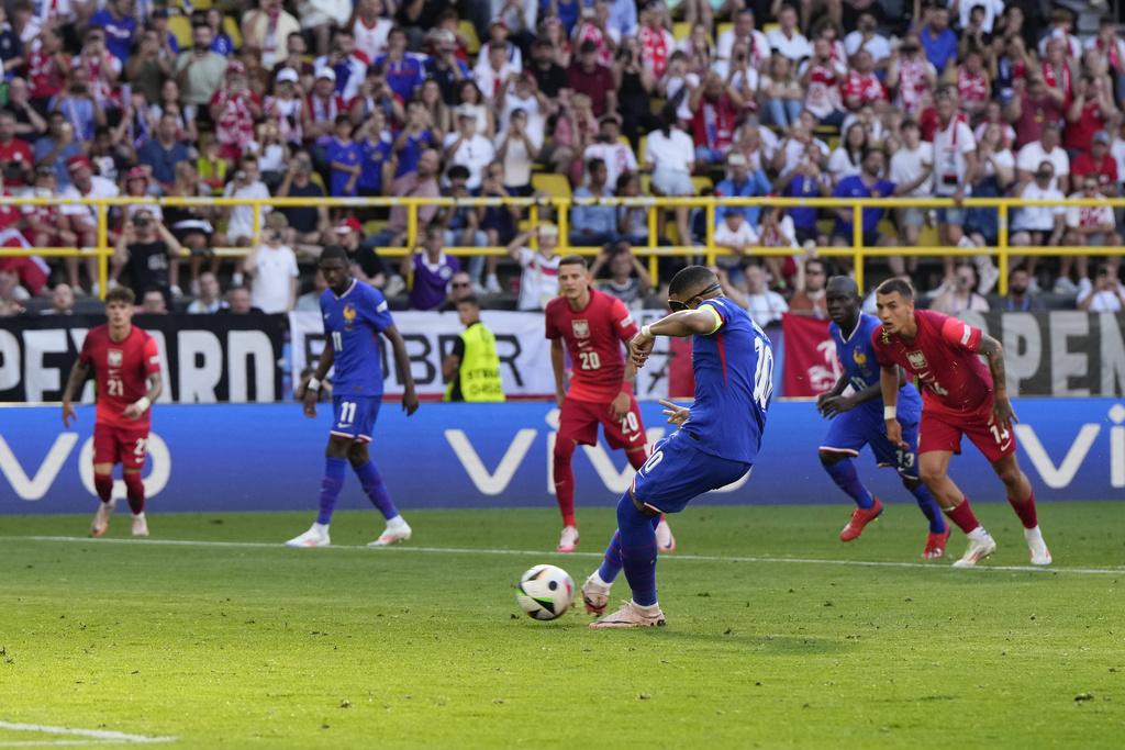 下半場法國與波蘭各攻入一球十二碼,各一言和。(美聯社)