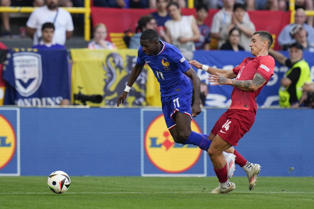 下半場法國與波蘭各攻入一球十二碼,各一言和。(美聯社)