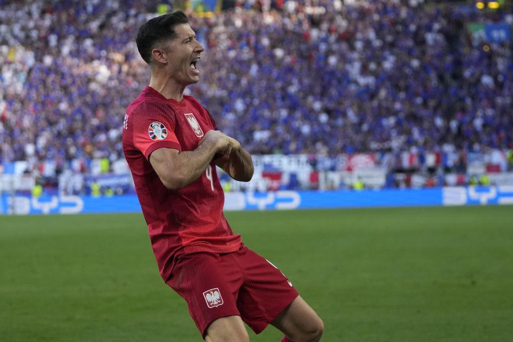 下半場法國與波蘭各攻入一球十二碼,各一言和。(美聯社)