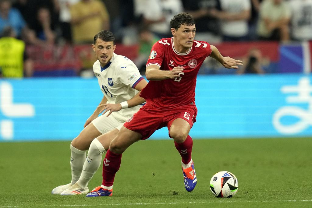 塞爾維亞鬥丹麥戰況。(美聯社)