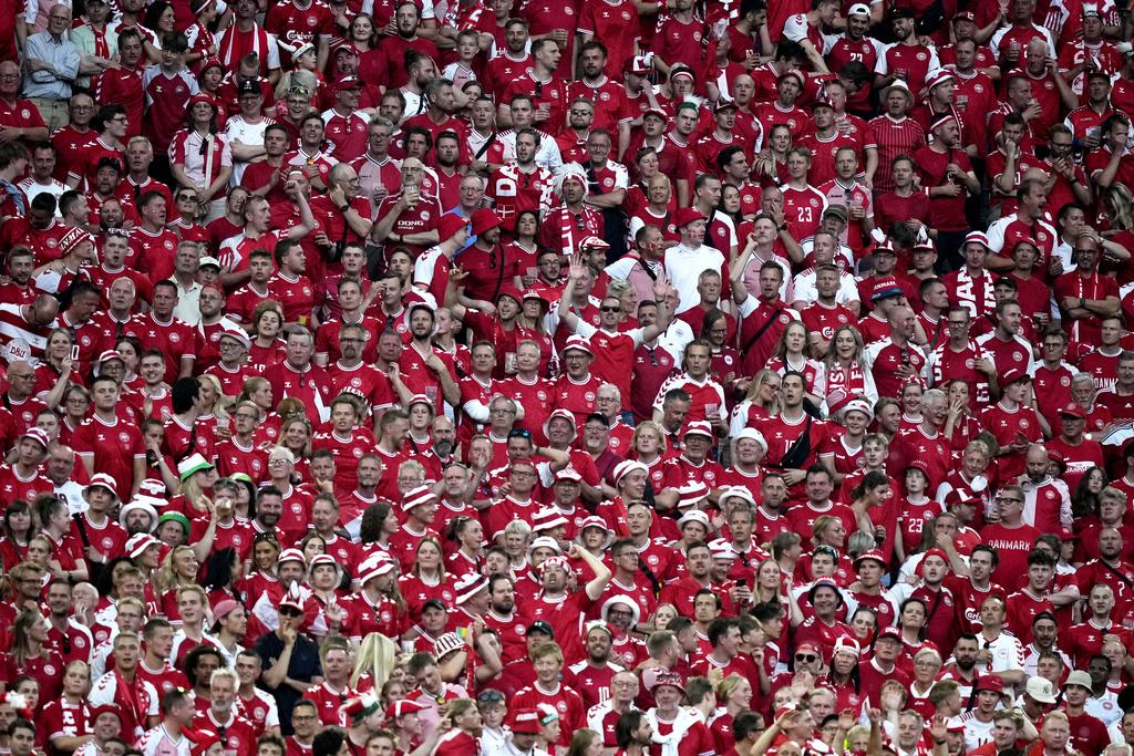 塞爾維亞鬥丹麥戰況。(美聯社)