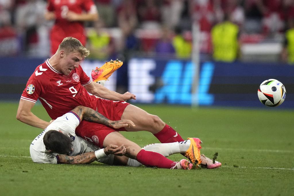 塞爾維亞鬥丹麥戰況。(美聯社)