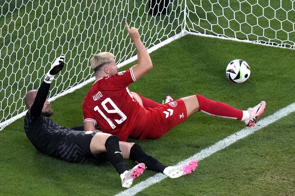 塞爾維亞鬥丹麥戰況。(美聯社)