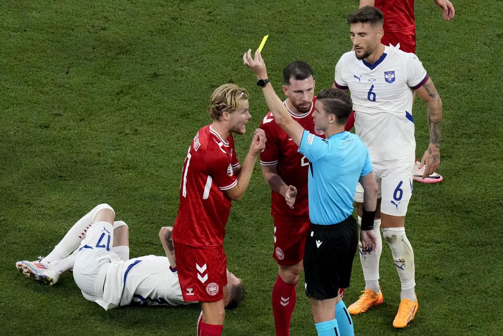 塞爾維亞鬥丹麥戰況。(美聯社)