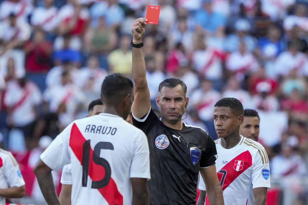 秘魯的米基爾阿拿奧祖被紅牌驅逐。(美聯社)