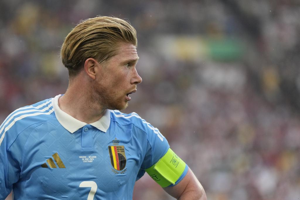 迪布尼為球隊解釋。(美聯社)