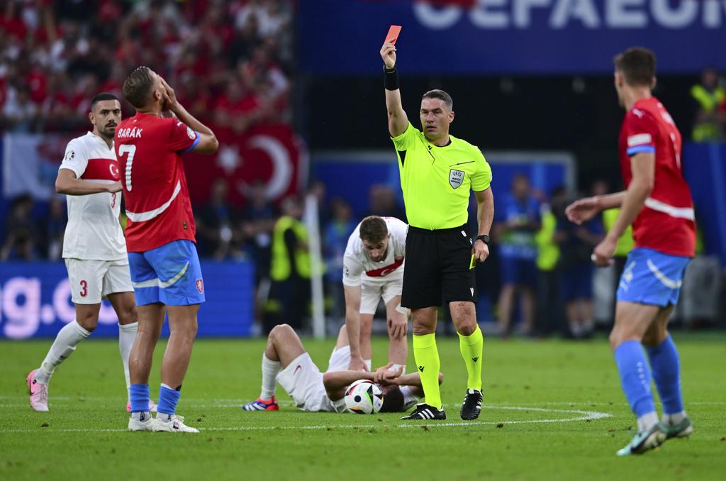 安東連巴拿克早早於20分鐘被逐離場,捷克十人應戰。(美聯社)