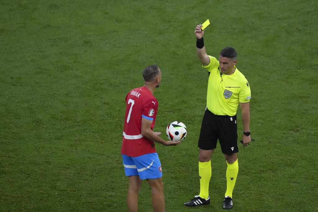 安東連巴拿克早早於20分鐘被逐離場,捷克十人應戰。(美聯社)