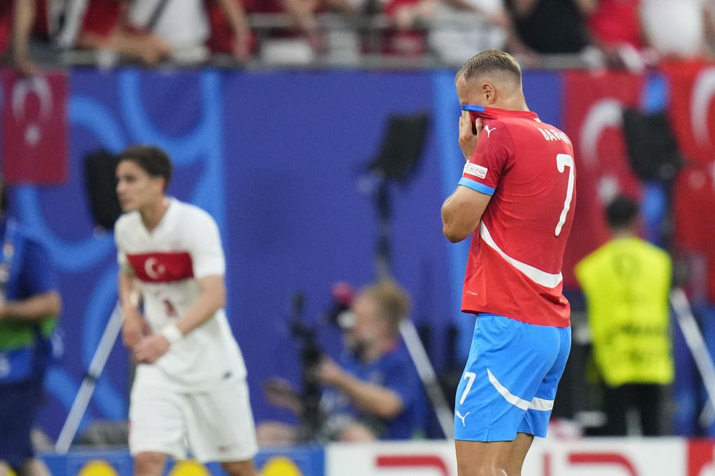 安東連巴拿克早早於20分鐘被逐離場,捷克十人應戰。(美聯社)