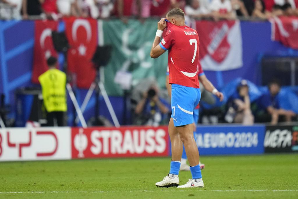 安東連巴拿克早早於20分鐘被逐離場,捷克十人應戰。(美聯社)