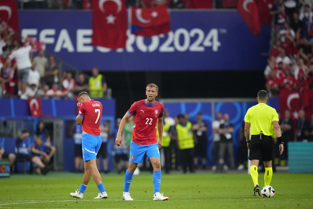 安東連巴拿克早早於20分鐘被逐離場,捷克十人應戰。(美聯社)