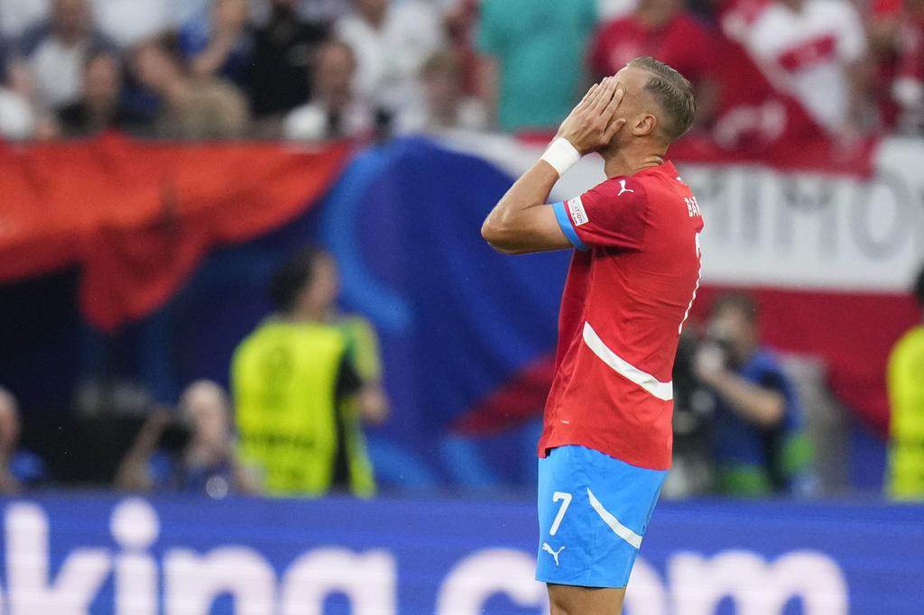 安東連巴拿克早早於20分鐘被逐離場,捷克十人應戰。(美聯社)