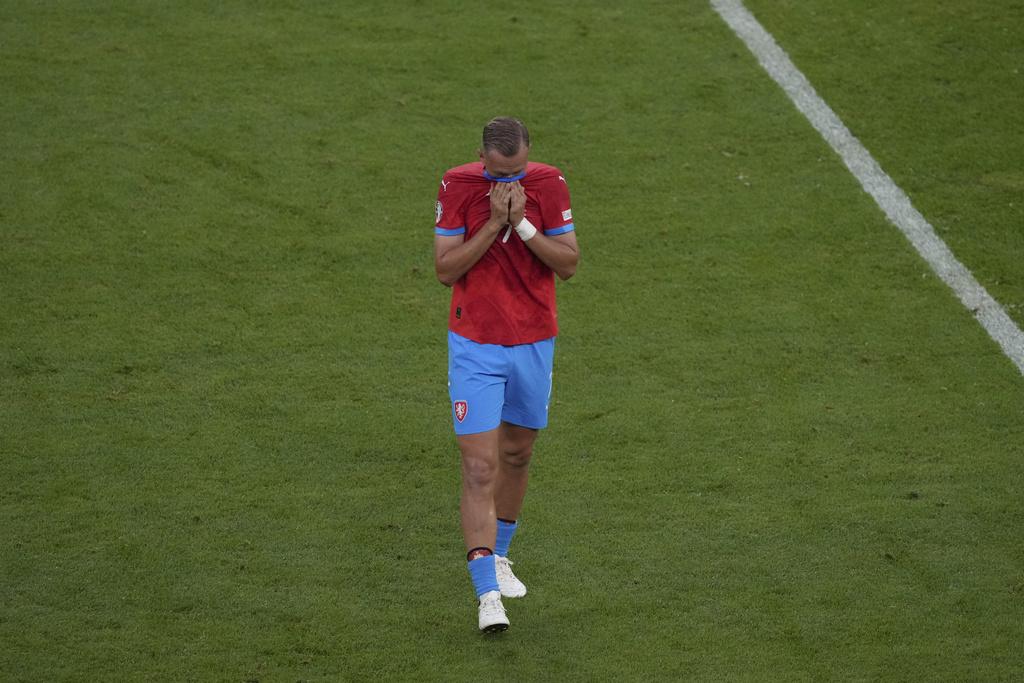 安東連巴拿克早早於20分鐘被逐離場,捷克十人應戰。(美聯社)