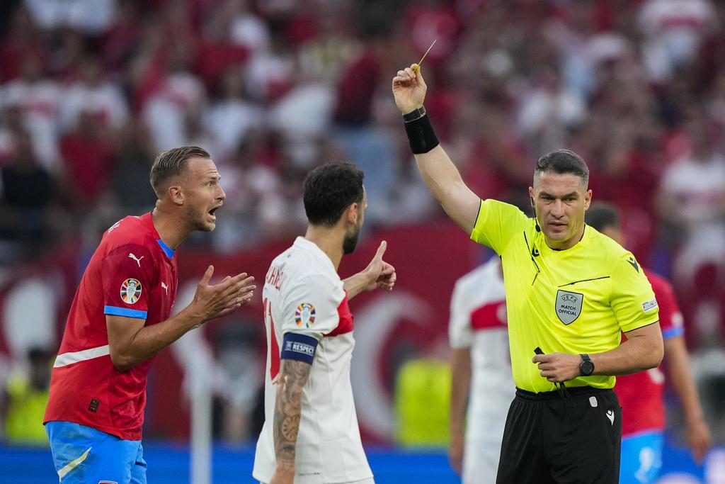 安東連巴拿克早早於20分鐘被逐離場,捷克十人應戰。(美聯社)