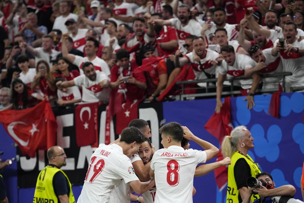 下半場比賽開始緊湊,查漢奴古及蘇錫克各建一功。(美聯社)