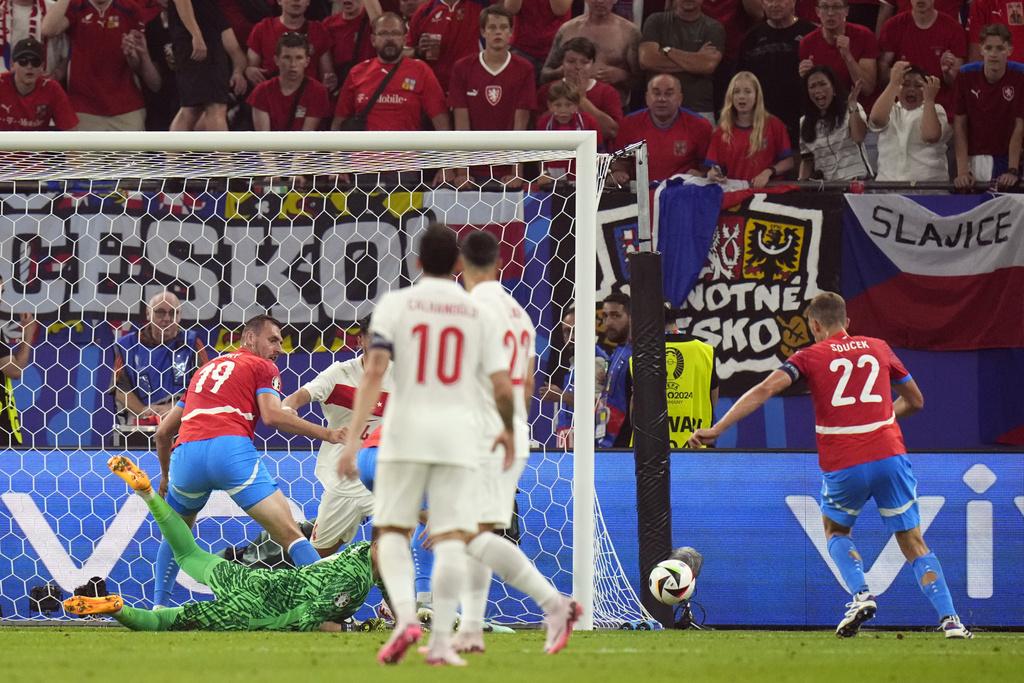 下半場比賽開始緊湊,查漢奴古及蘇錫克各建一功。(美聯社)