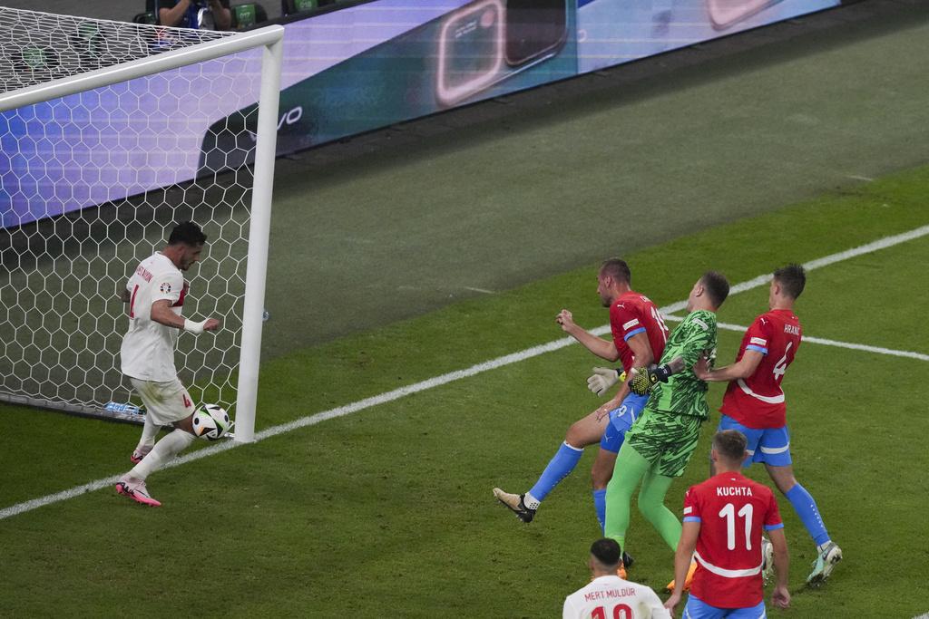 下半場比賽開始緊湊,查漢奴古及蘇錫克各建一功。(美聯社)