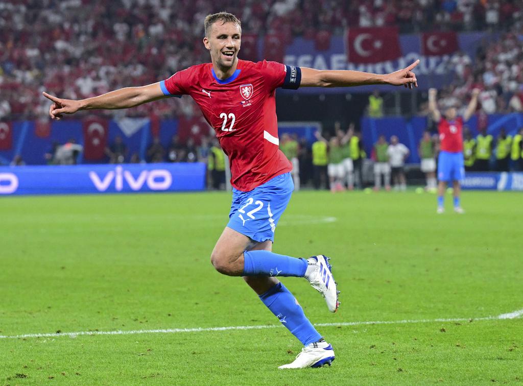 下半場比賽開始緊湊,查漢奴古及蘇錫克各建一功。(美聯社)