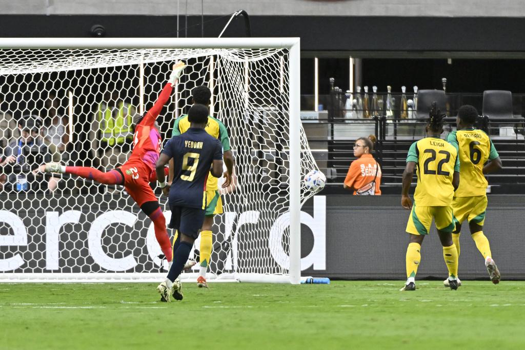 卡斯龐馬的烏龍球讓牙買加落後0:1。(美聯社)