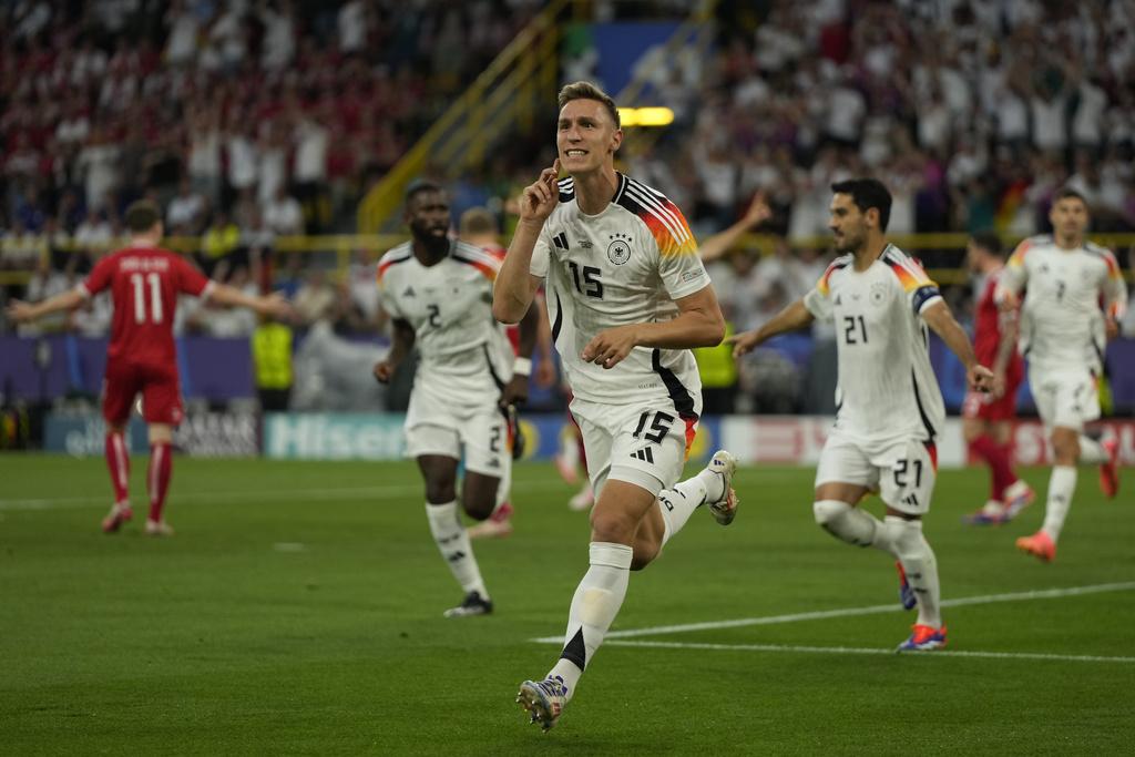 德國開賽搶攻,差點憑著一個角球攻勢入球,可惜被判「詐糊」。(美聯社)