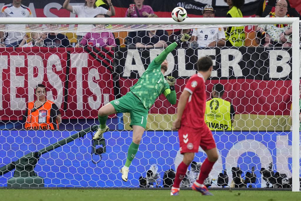 德國開賽搶攻,差點憑著一個角球攻勢入球,可惜被判「詐糊」。(美聯社)