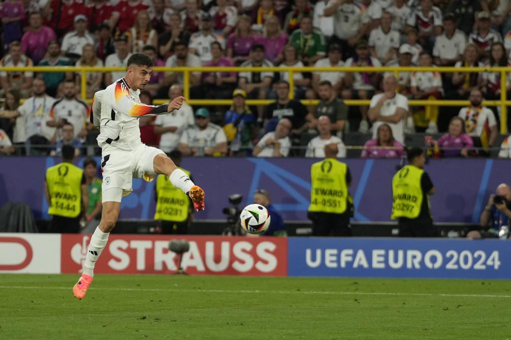 德國開賽搶攻,差點憑著一個角球攻勢入球,可惜被判「詐糊」。(美聯社)