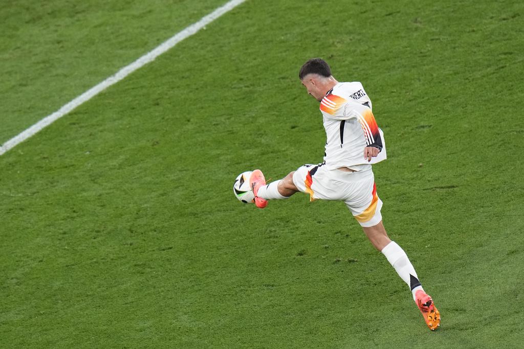 德國開賽搶攻,差點憑著一個角球攻勢入球,可惜被判「詐糊」。(美聯社)