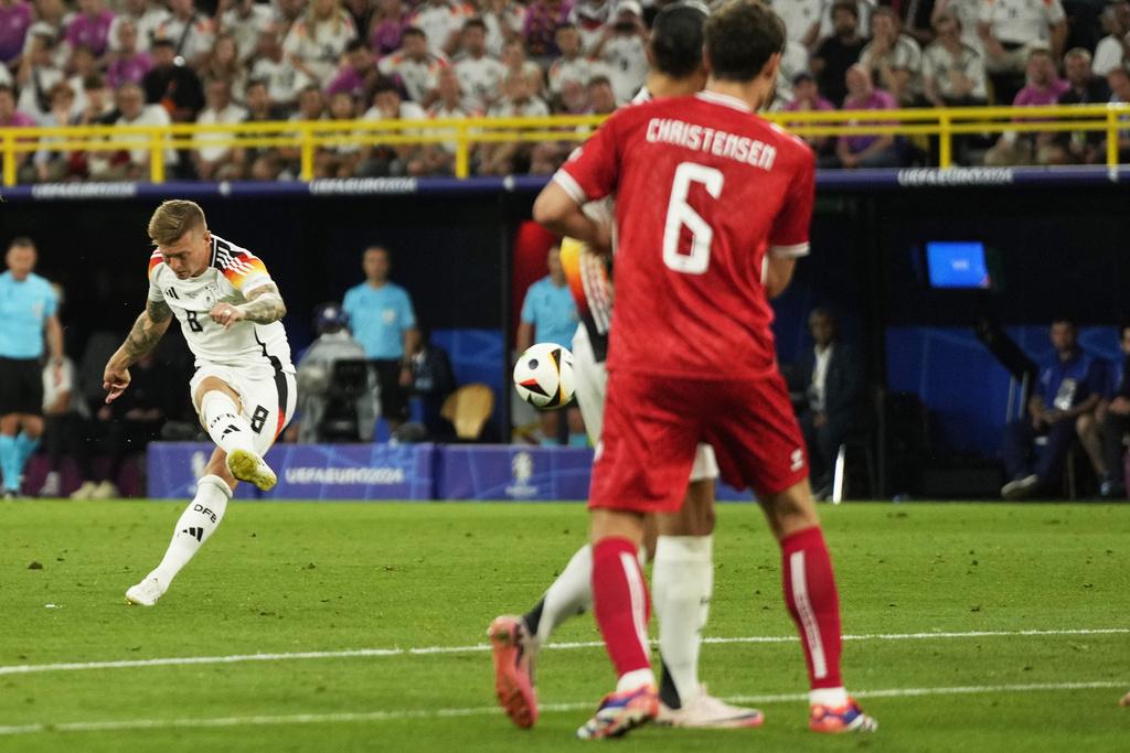 德國開賽搶攻,差點憑著一個角球攻勢入球,可惜被判「詐糊」。(美聯社)