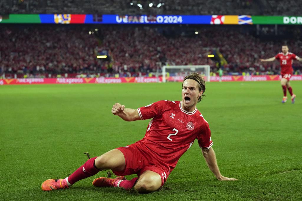 下半場開賽便精彩,先有丹麥越位入球,再有夏維斯射入十二碼。(美聯社)