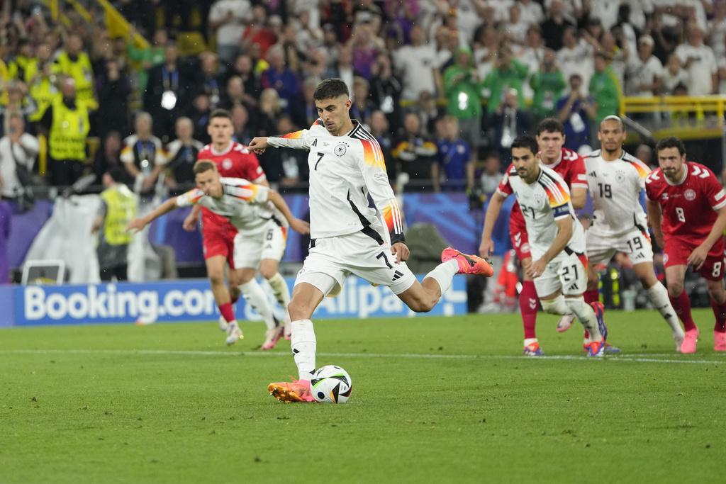 下半場開賽便精彩,先有丹麥越位入球,再有夏維斯射入十二碼。(美聯社)