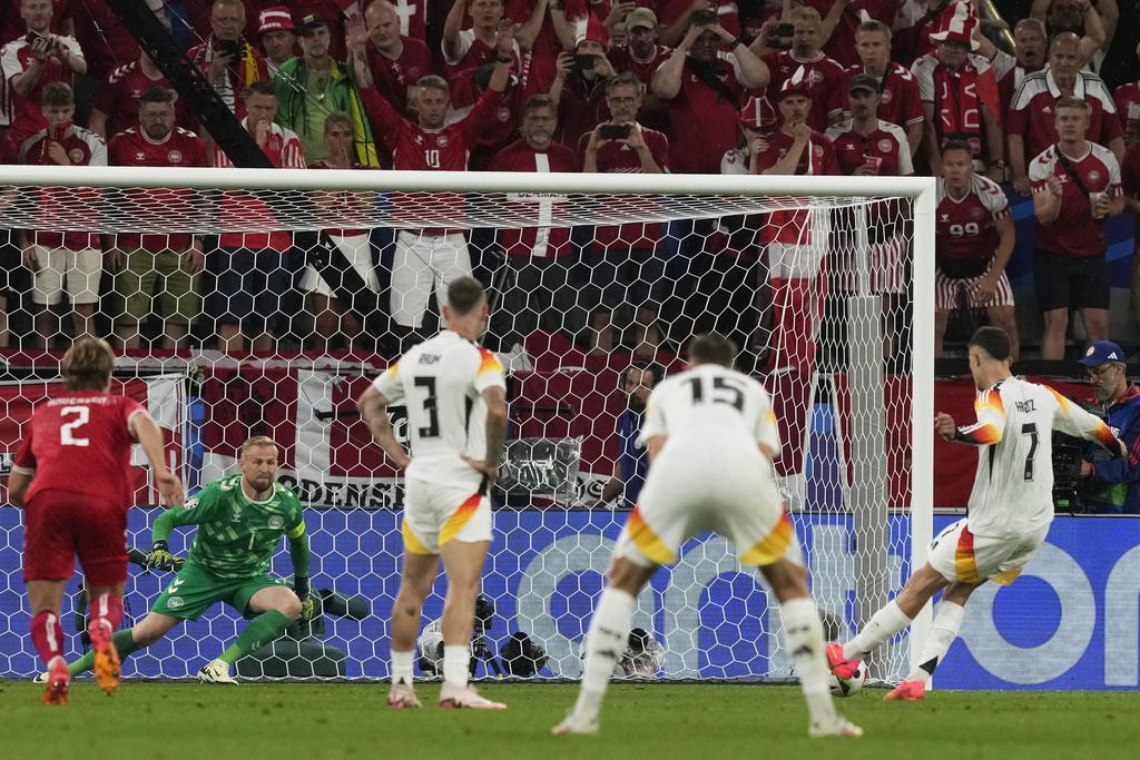 下半場開賽便精彩,先有丹麥越位入球,再有夏維斯射入十二碼。(美聯社)