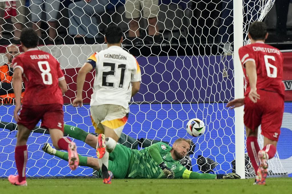 下半場開賽便精彩,先有丹麥越位入球,再有夏維斯射入十二碼。(美聯社)