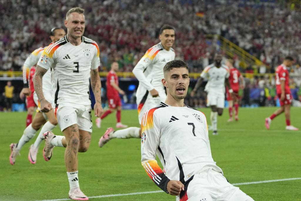 下半場開賽便精彩,先有丹麥越位入球,再有夏維斯射入十二碼。(美聯社)