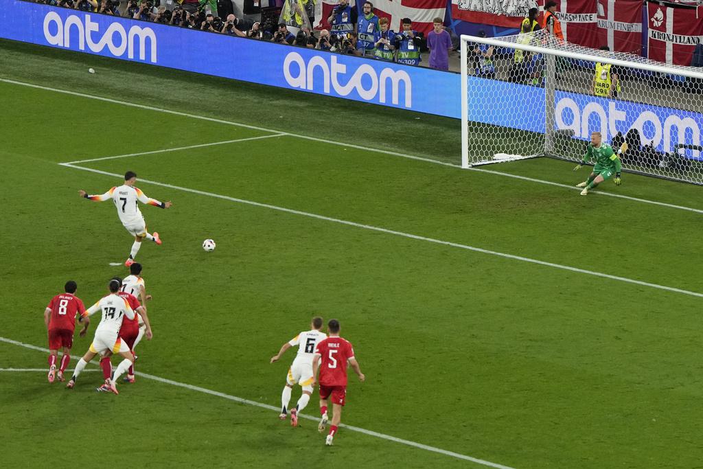 下半場開賽便精彩,先有丹麥越位入球,再有夏維斯射入十二碼。(美聯社)