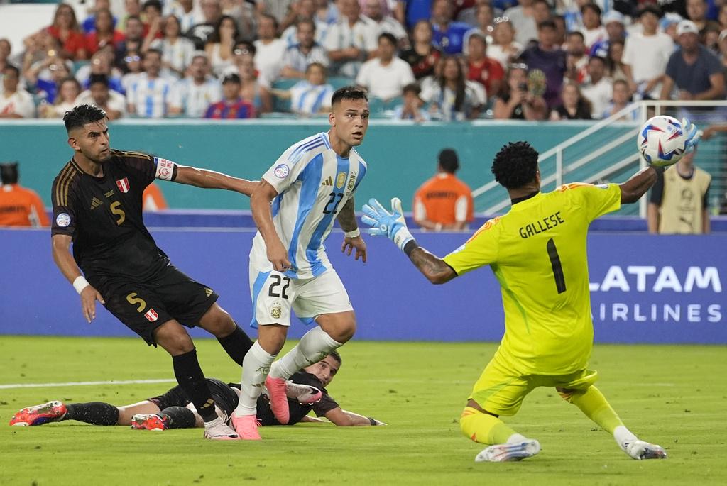 拿達路馬天尼斯梅開二度,為阿根廷贏到2:0。(美聯社)