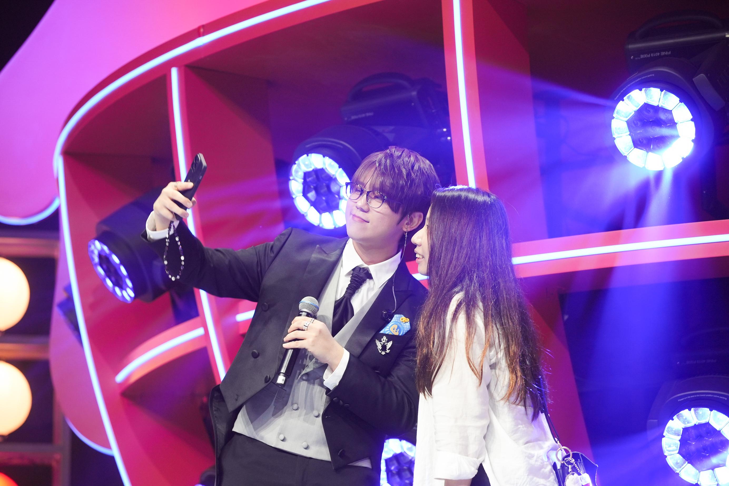 姜濤在活動上大跳hit爆《晚安大小姐》。