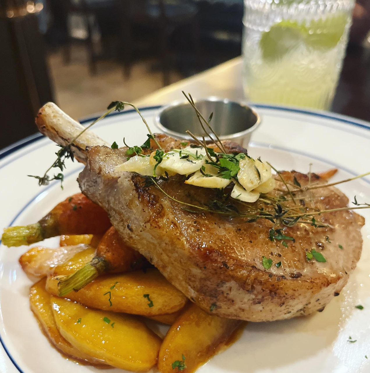 位於九龍城的Chaplin主打歐陸菜式,提供多款歐洲菜、葡萄酒、啤酒等。