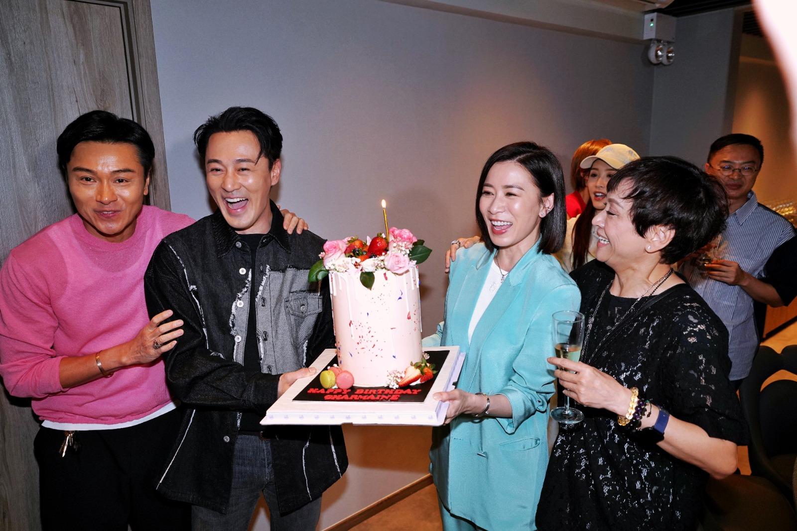 林峯捧着粉紅色大蛋糕賀壽星女佘詩曼,全場一齊大合唱生日歌。