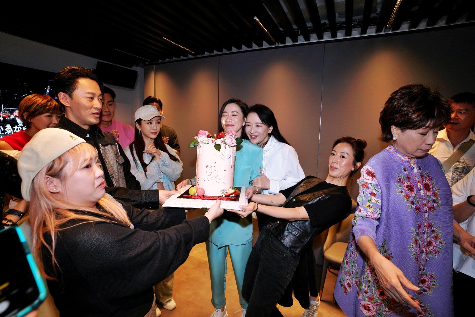 佘詩曼在慶功宴上獲一眾拍檔賀牛一。