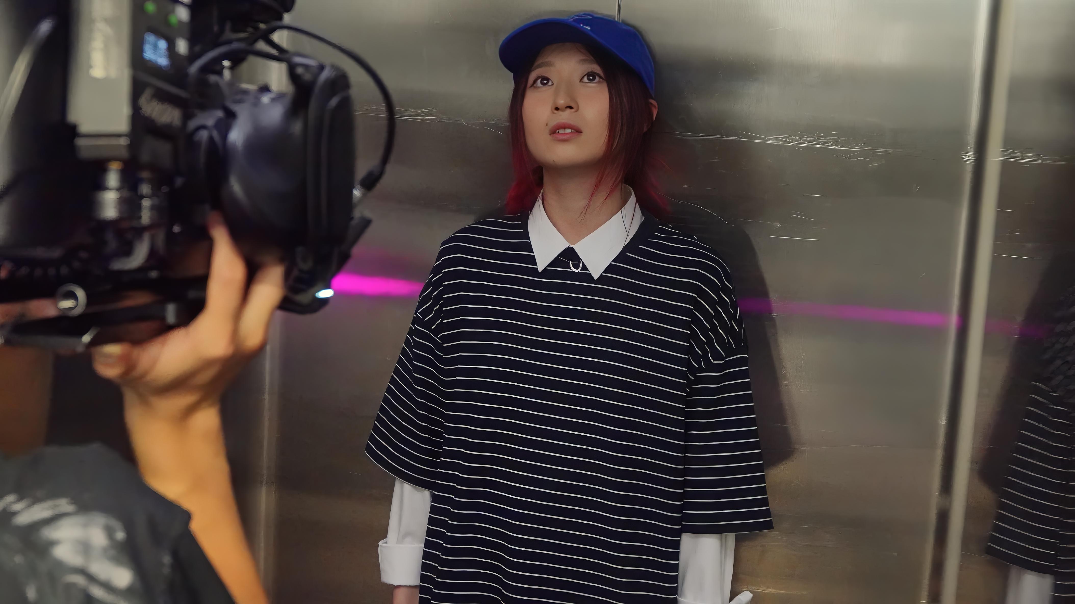 張運兒Yoona在新歌《Hallucinate》MV分飾AI歌手和練習生兩角。