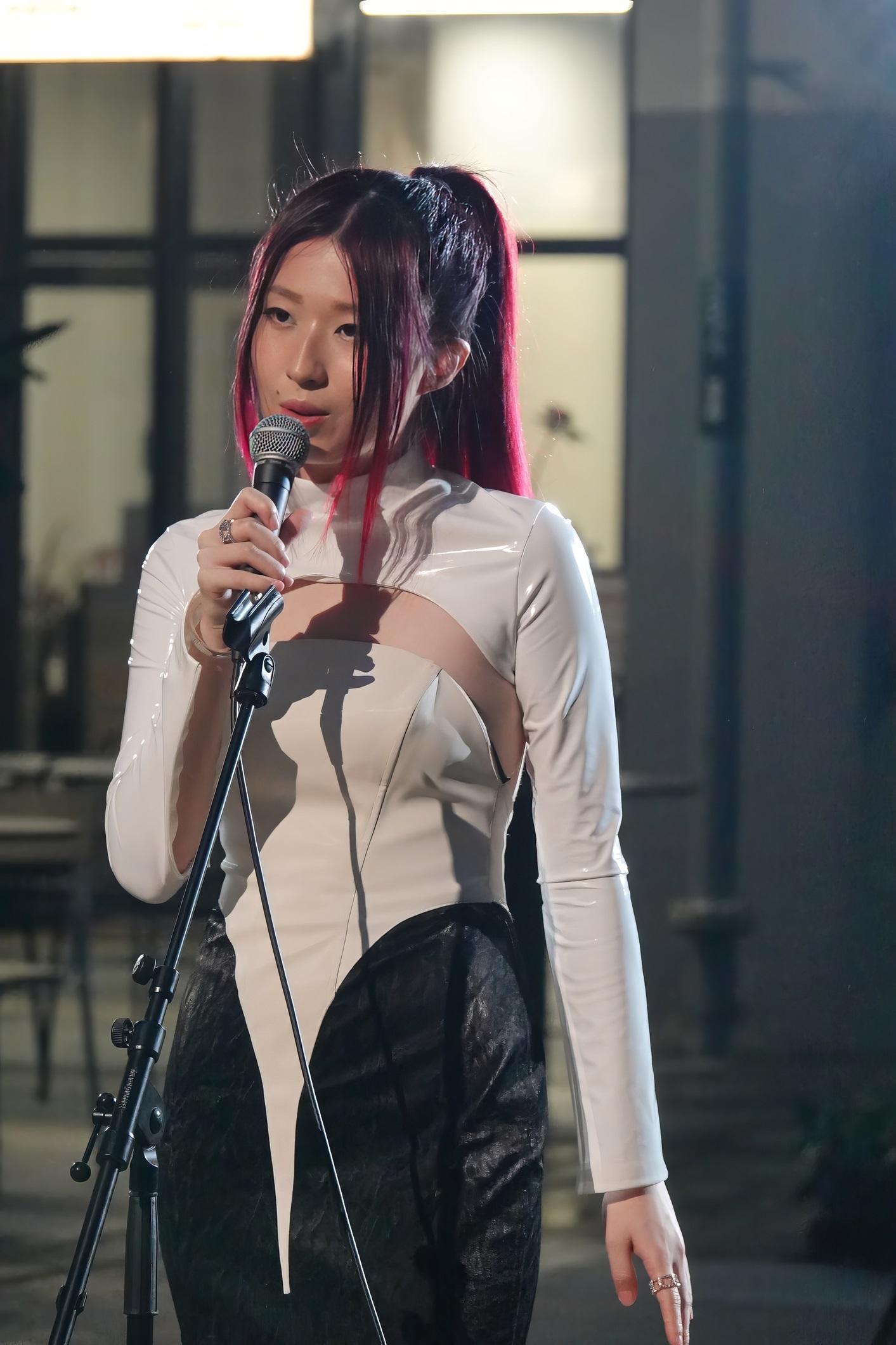 張運兒Yoona在新歌《Hallucinate》MV分飾AI歌手和練習生兩角。