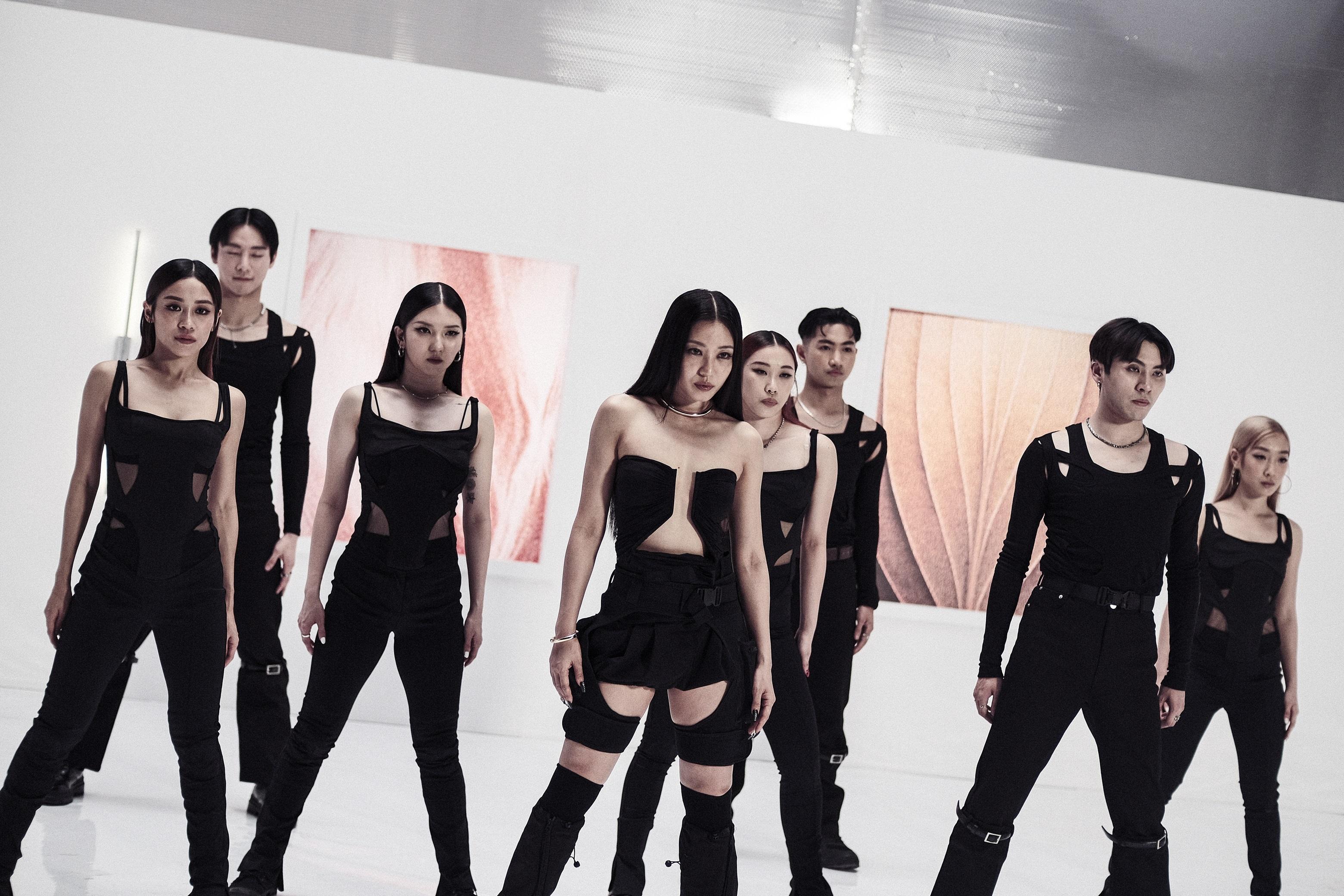 芯駖首支solo《SPYLING》MV真空上陣騷香肩。(蘇文傑攝)